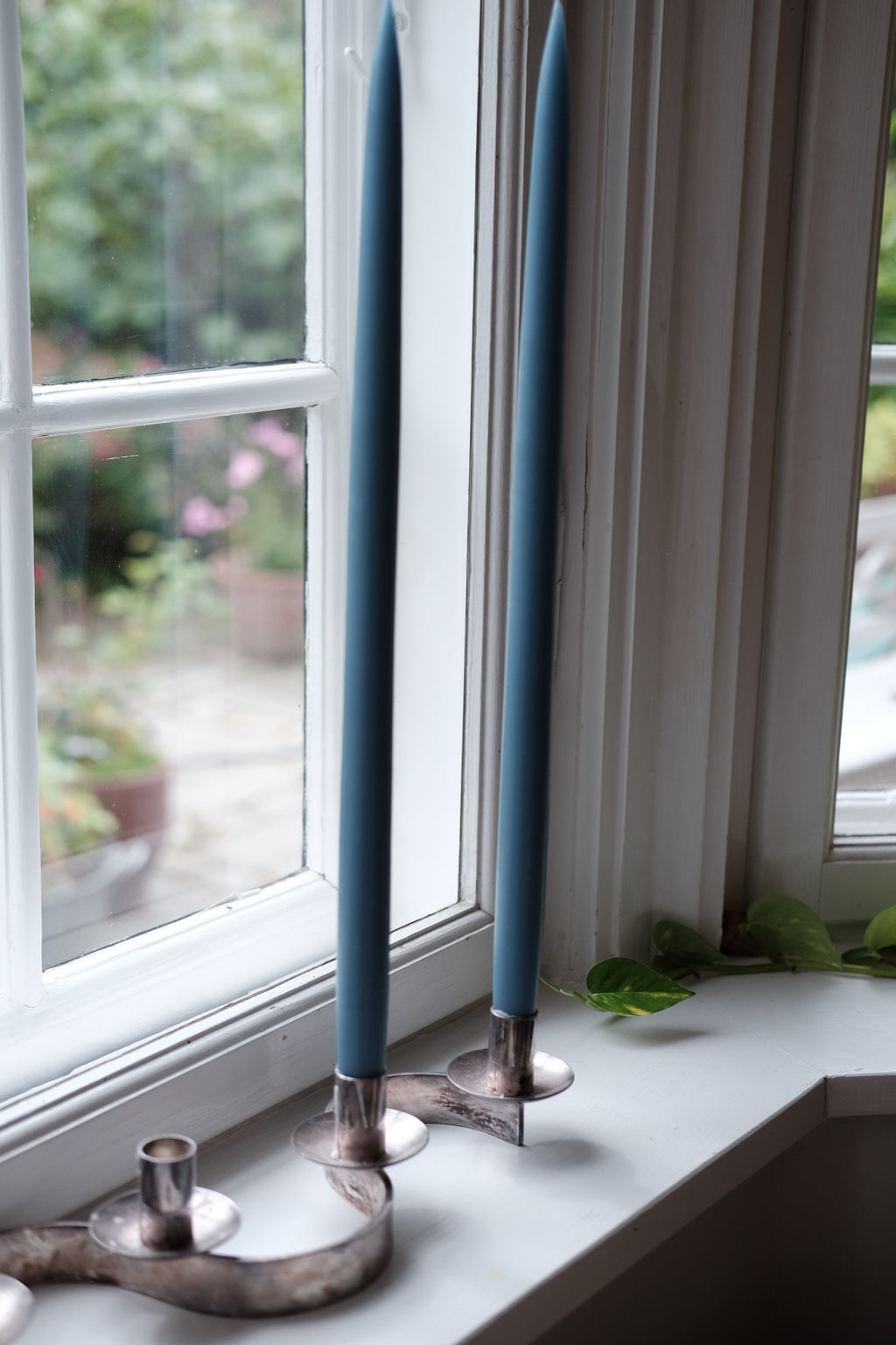 Blue-gray hand-dipped stearinlys candle, 45 cm tall, by Kunstindustrien, with a smooth, cylindrical shape and textured surface.