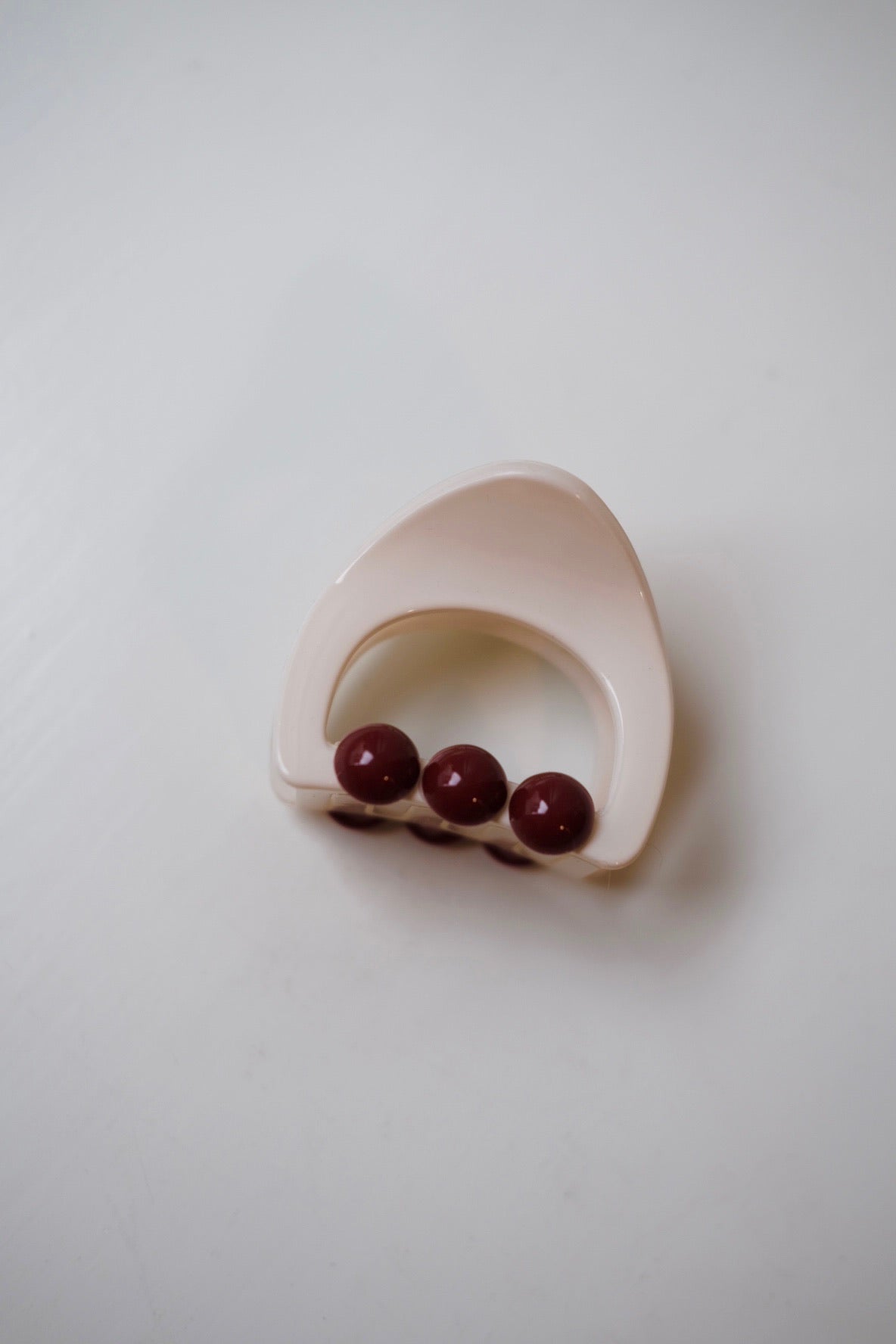 Hårklip • Trekantet hvid med perle