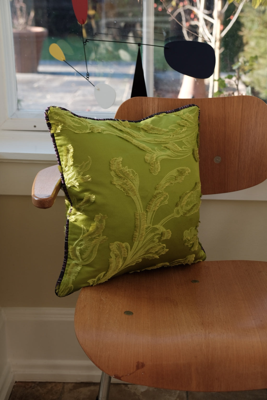 Limegrøn pude fra DORA, 40x40 cm, luksuriøst design i eksklusiv Sacho serie, blød og dekorativt til hjemmet.