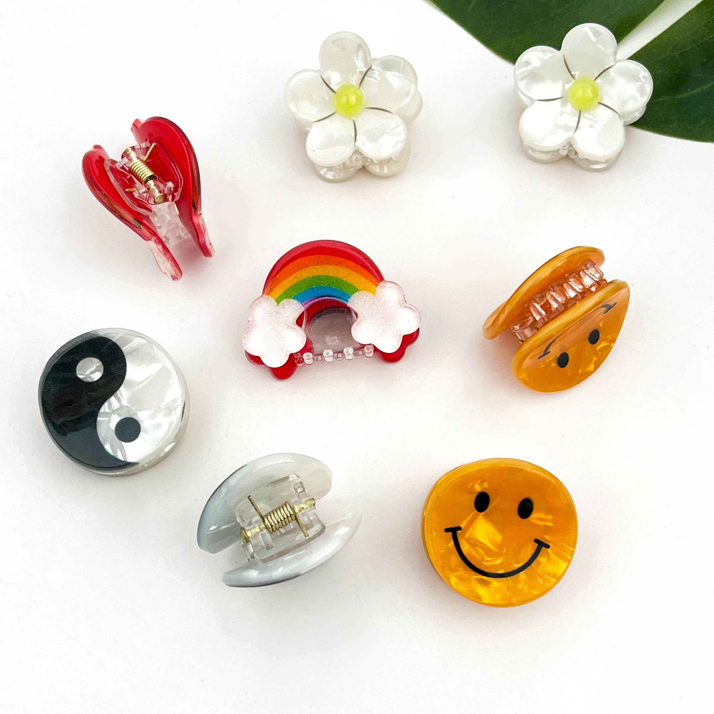DORA mini hårklemme med smiley-design, perfekt til at style håret med sjov og farverig detalje.