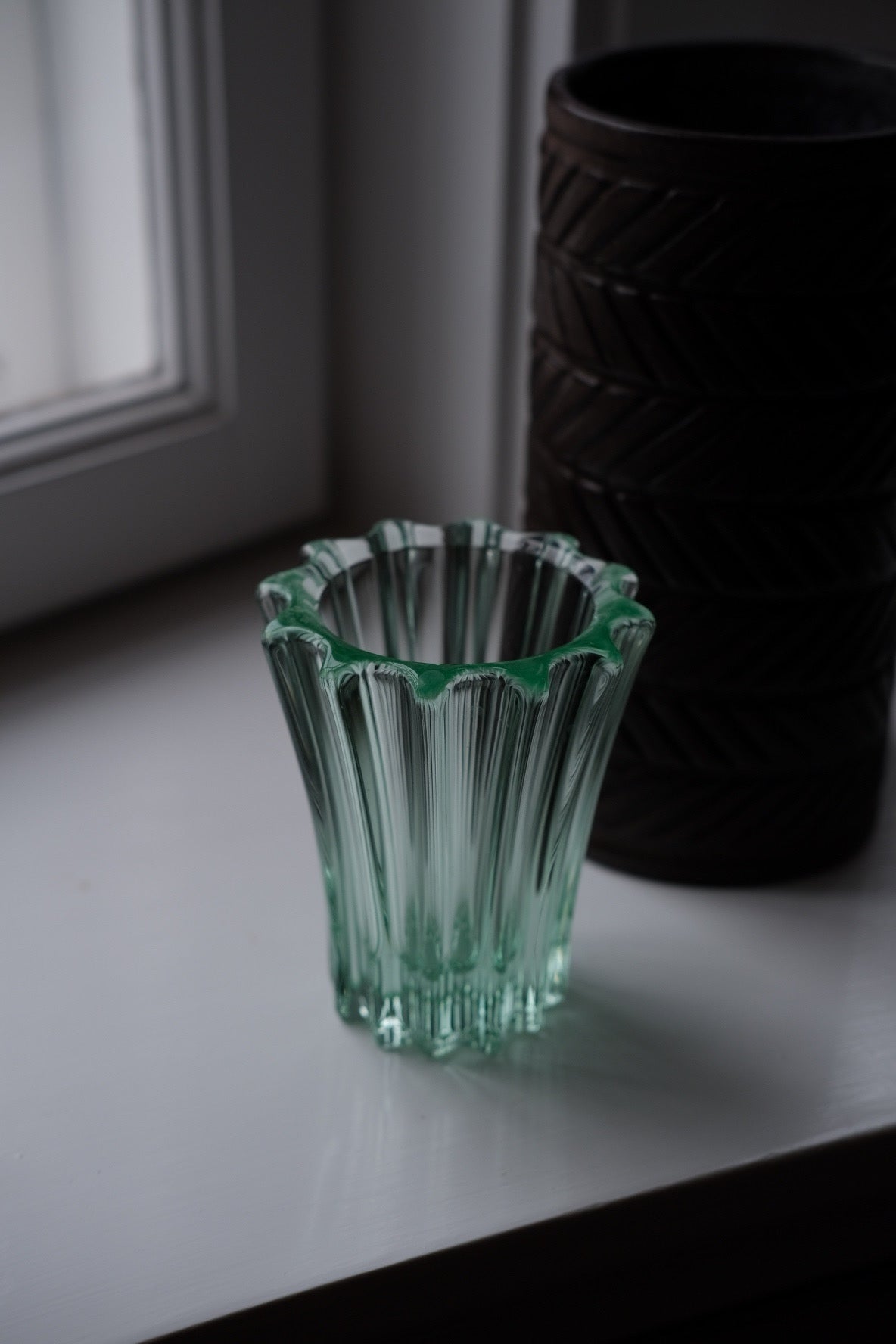 Lille vintage glasvase fra DORA VINTAGE med klart glas og elegant form, perfekt til blomster eller dekoration.