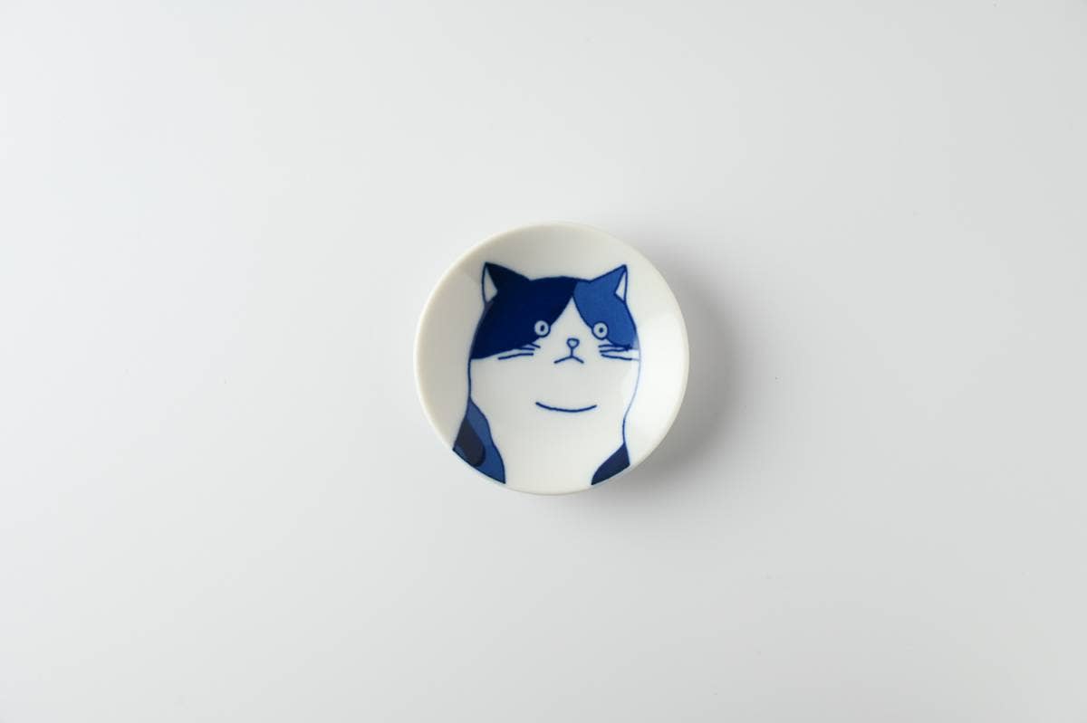 Lille SHICHI-tallerken i porcelæn med Mike-kattemotiv