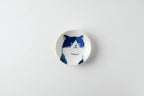 Lille SHICHI-tallerken i porcelæn med Hachiware-kattemotiv