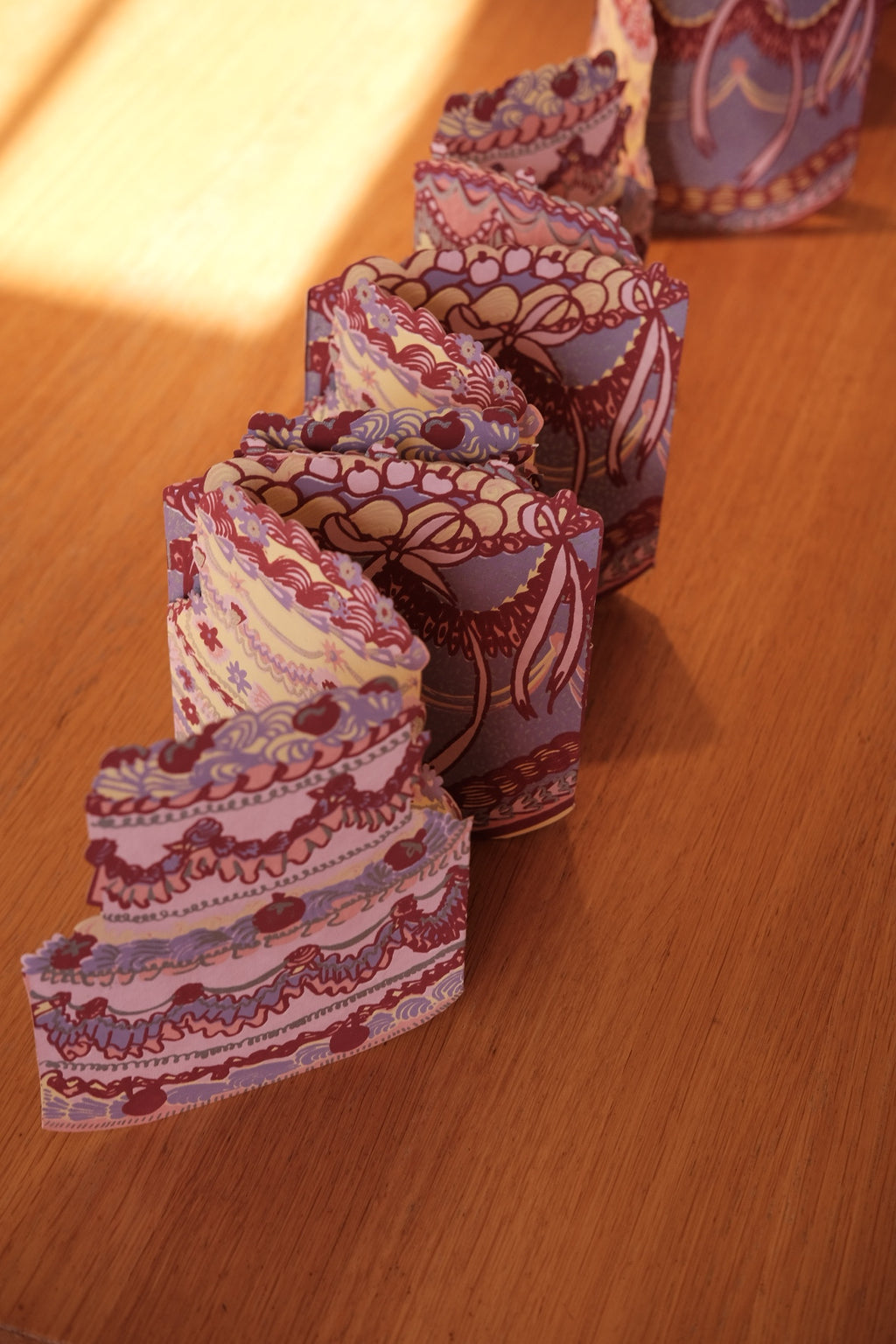 Colorful Bordguirlande from East End Press, featuring a festive design perfect for cake decoration and celebrations.