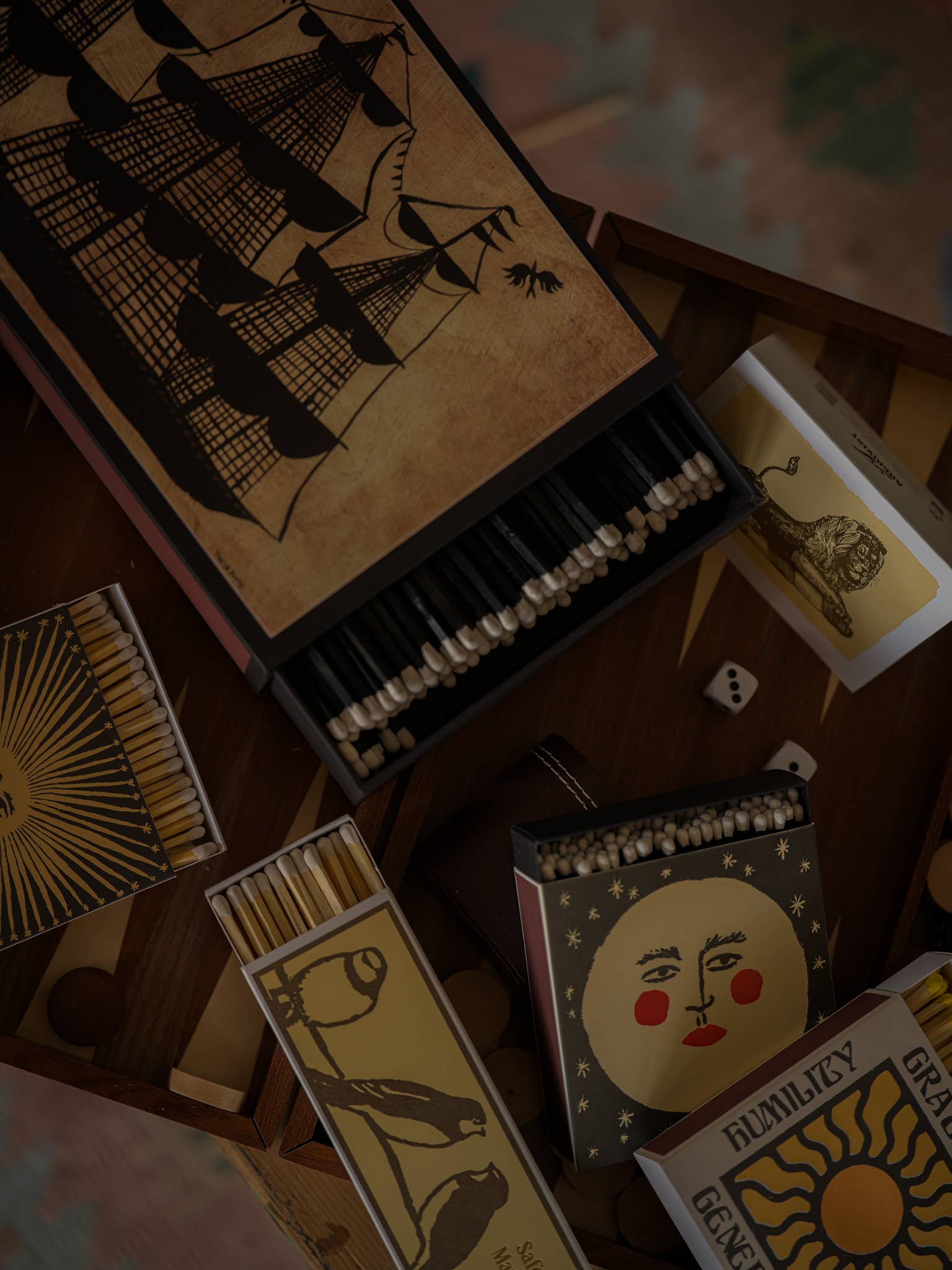 Archivist Gallery tændstikker med måne-design i en elegant pakke på hvid baggrund.