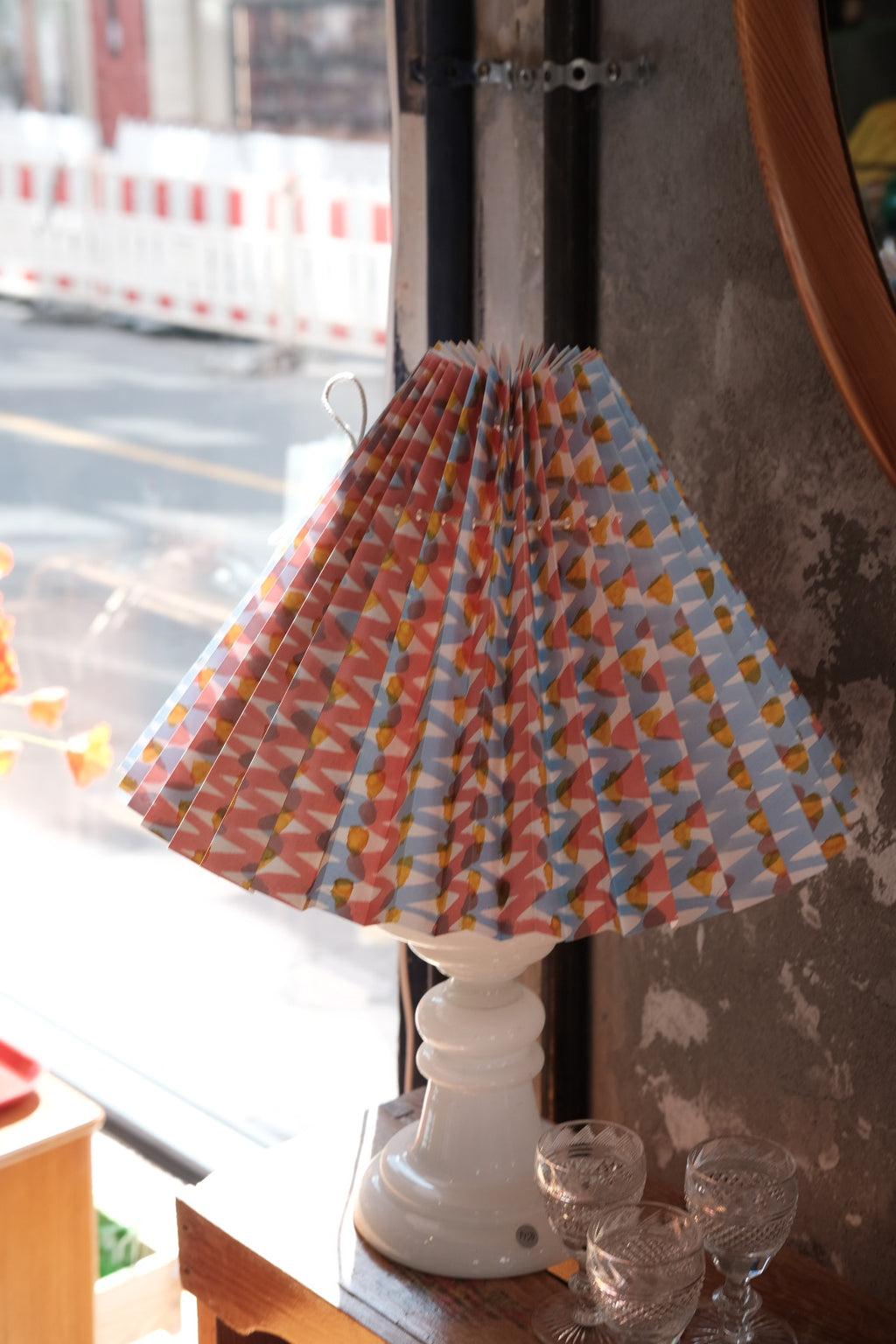 Lampeskærm • Håndlavet Plisseskærm • 26 cm • Blå & Koral Bølger