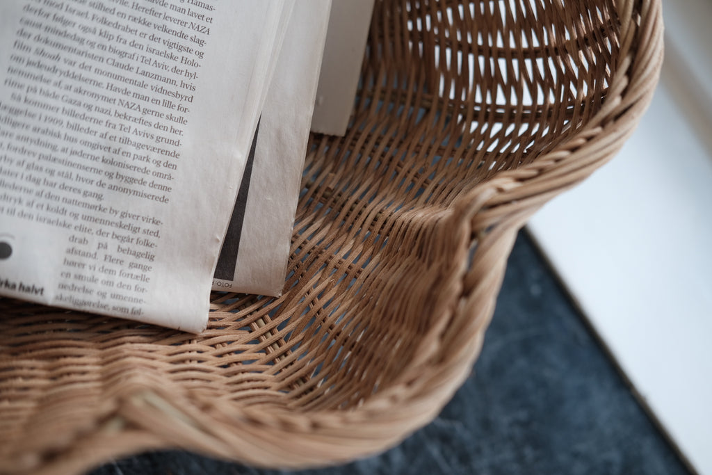 Basket on stand • Margrete • Rattan