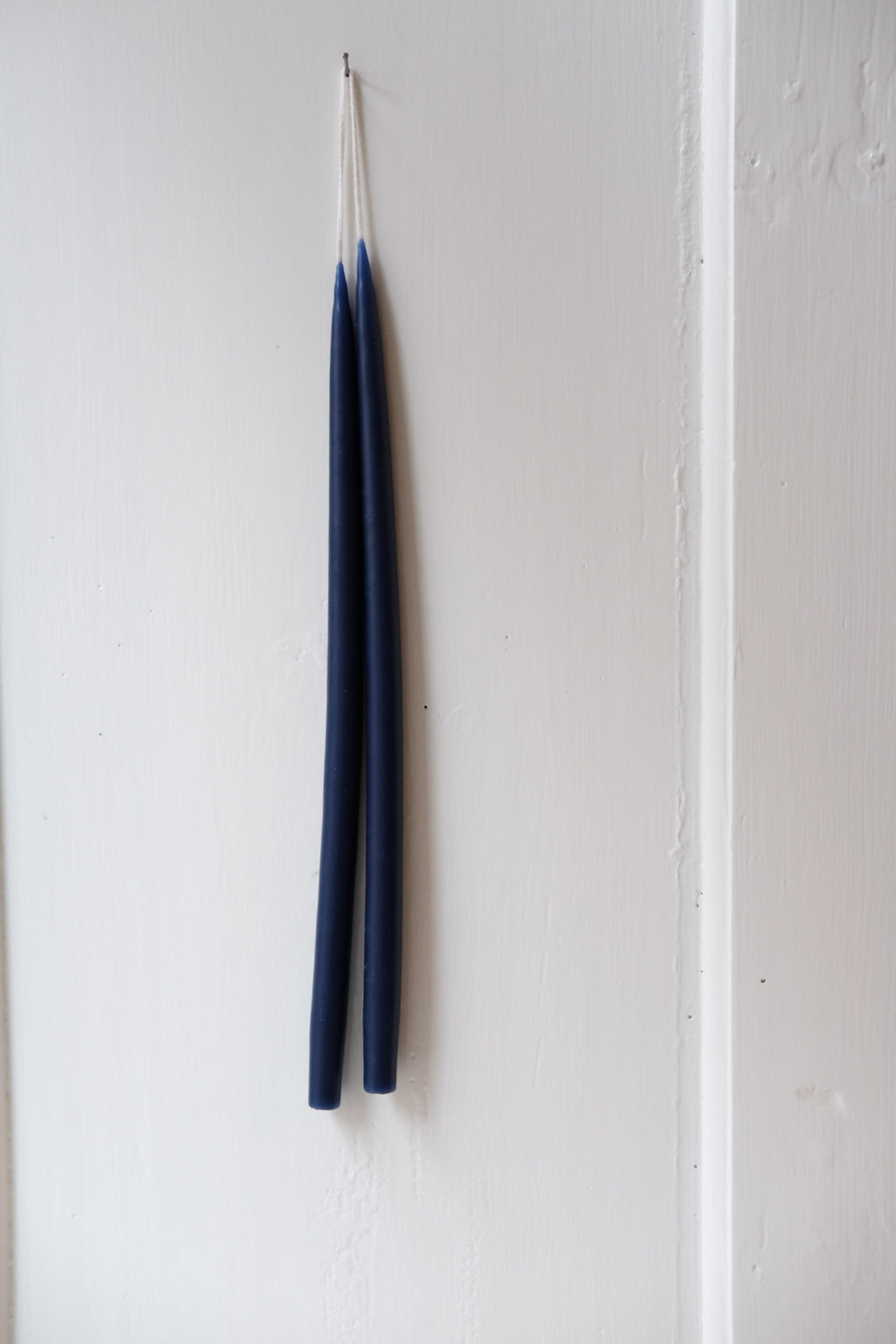 Set of four marine blue hand-dipped stearinlys, 28 cm tall, from Kunstindustrien, shown with their textured, handcrafted appearance.