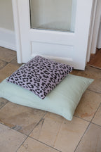 Uldpude • 40x40 cm • Leopard • Lilla