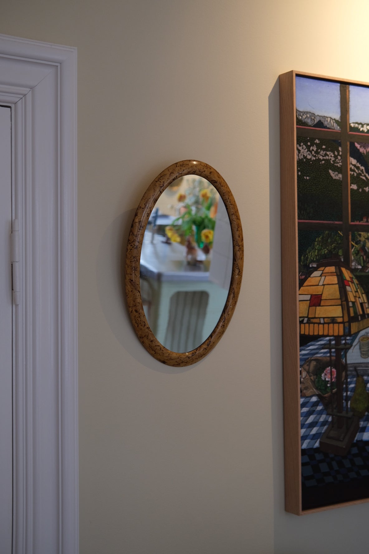 Round vintage DORA VINTAGE mirror with a wooden frame, showcasing classic craftsmanship and natural wood grain details.