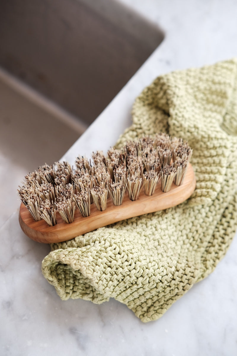 Iris Hantverk 12.5 cm root vegetable brush with natural bristles and a wooden handle, perfect for kitchen use.