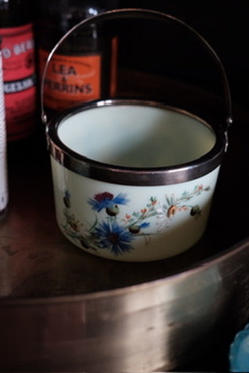 Vintage DORA VINTAGE sukkerskål in kornblomst pattern, showcasing delicate floral design and traditional craftsmanship.