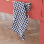 Hvidt mini forklæde i hør med blå gingham mønster fra Linge Particulier, perfekt til køkkenbrug eller som stilfuldt tilbehør.