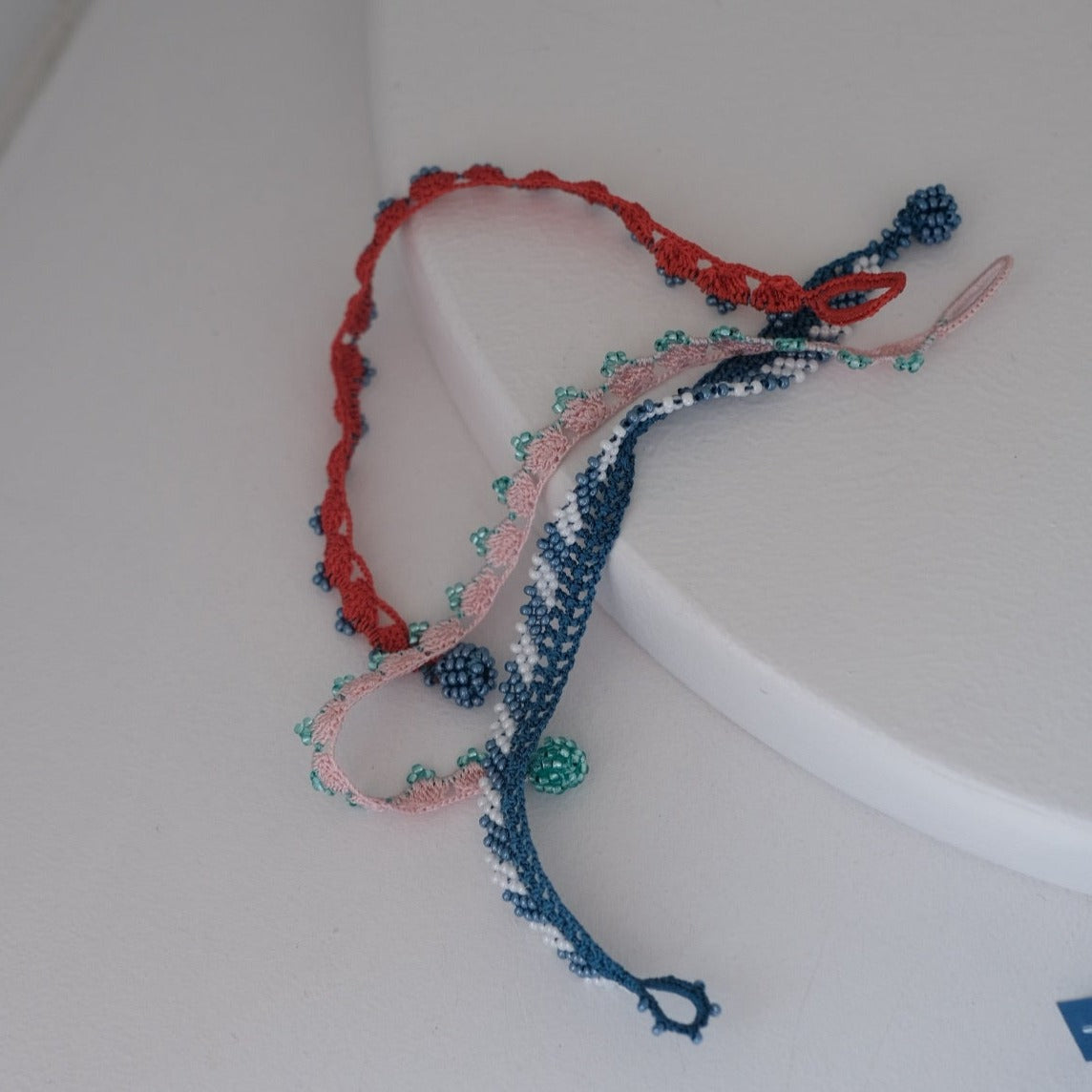 Kniplet Armbånd • Crown • Rød med blå perler