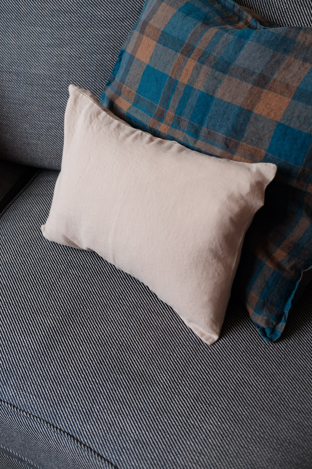 Sand-colored 30x40 Pudevår cushion made of hør by Linge Particulier, showcasing a soft and textured fabric.