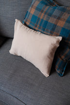 Sand-colored 30x40 Pudevår cushion made of hør by Linge Particulier, showcasing a soft and textured fabric.