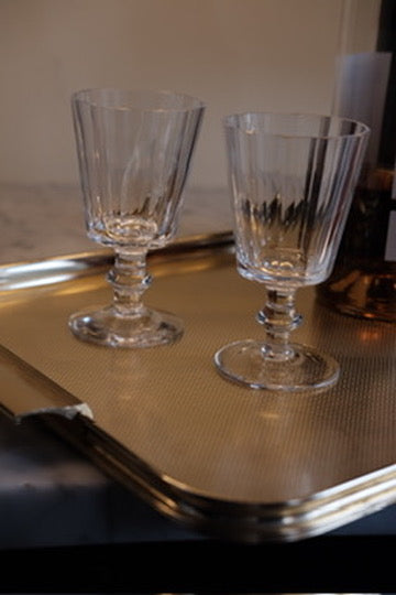 Vintage vinglas fra Karlberg fra DORA VINTAGE, med klar glas og elegant form, designet af Elis Bergh.