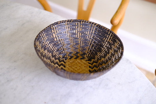 Braided bowl in Iraca palm leaves • Zigzag pattern • Brown
