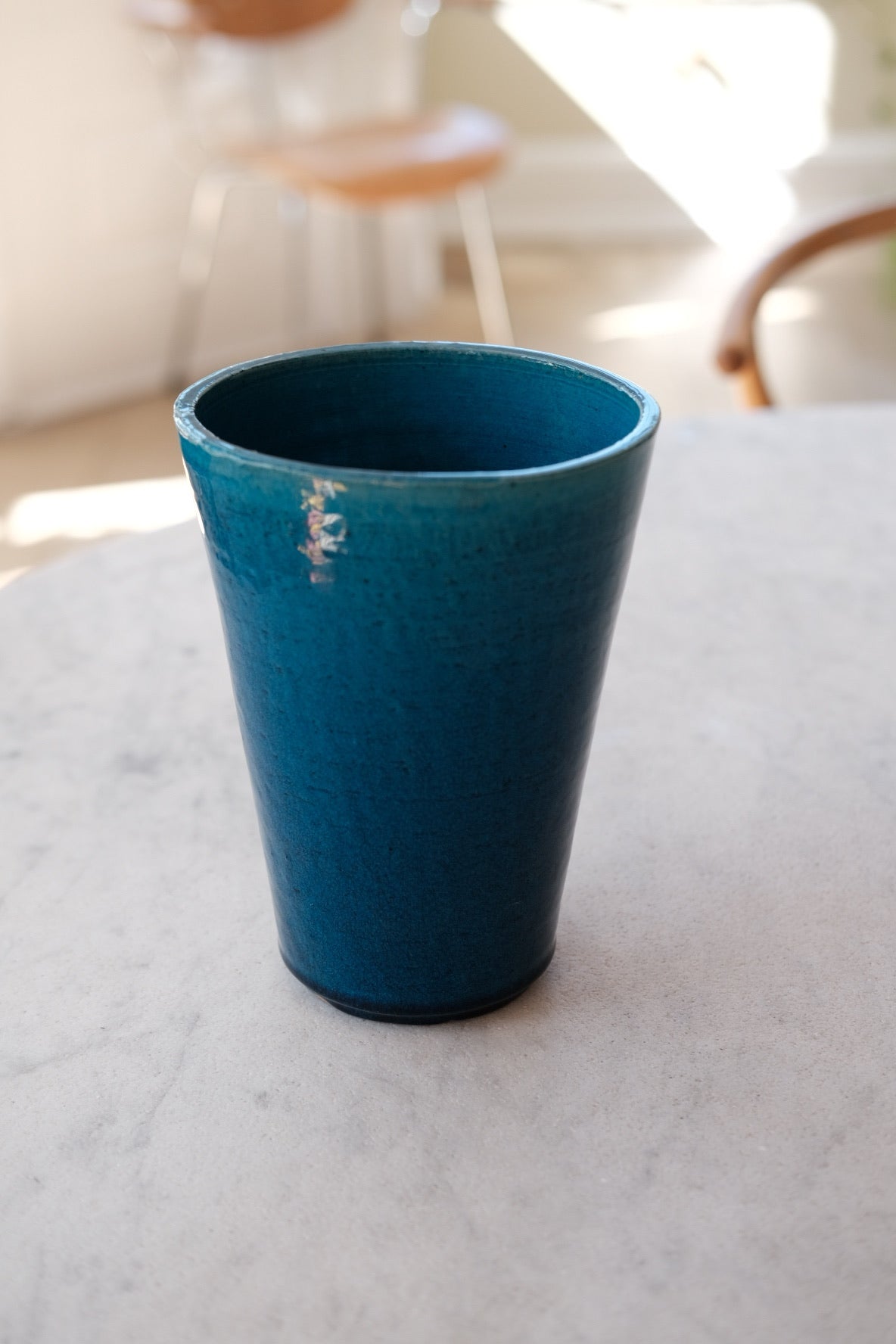 Turkis keramisk vintage vase fra DORA VINTAGE, elegant og unik, med bløde kurver og glaseret overflade.