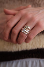 Sølvfingerring Horizon Signet med lyseblå agat, elegant smykke fra SOTE, viser ringens design og blå sten.