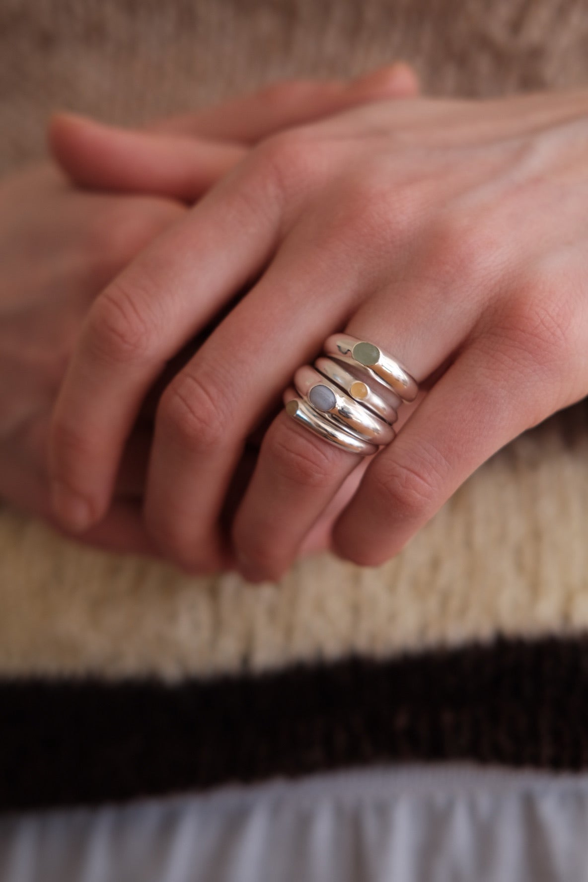 Sølvfingerring Horizon Signet med lyseblå agat, elegant smykke fra SOTE, viser ringens design og blå sten.