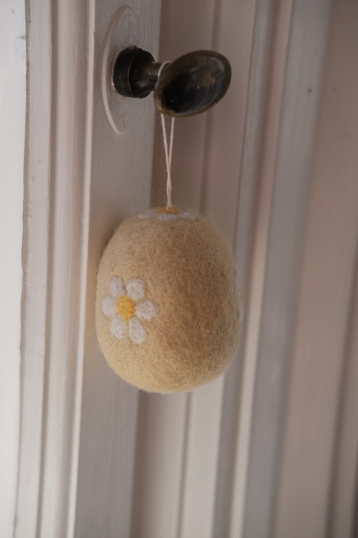 Decorative Easter egg made of wool by Gamcha, featuring a cozy Pynt Æg Uld design for spring holiday decoration.