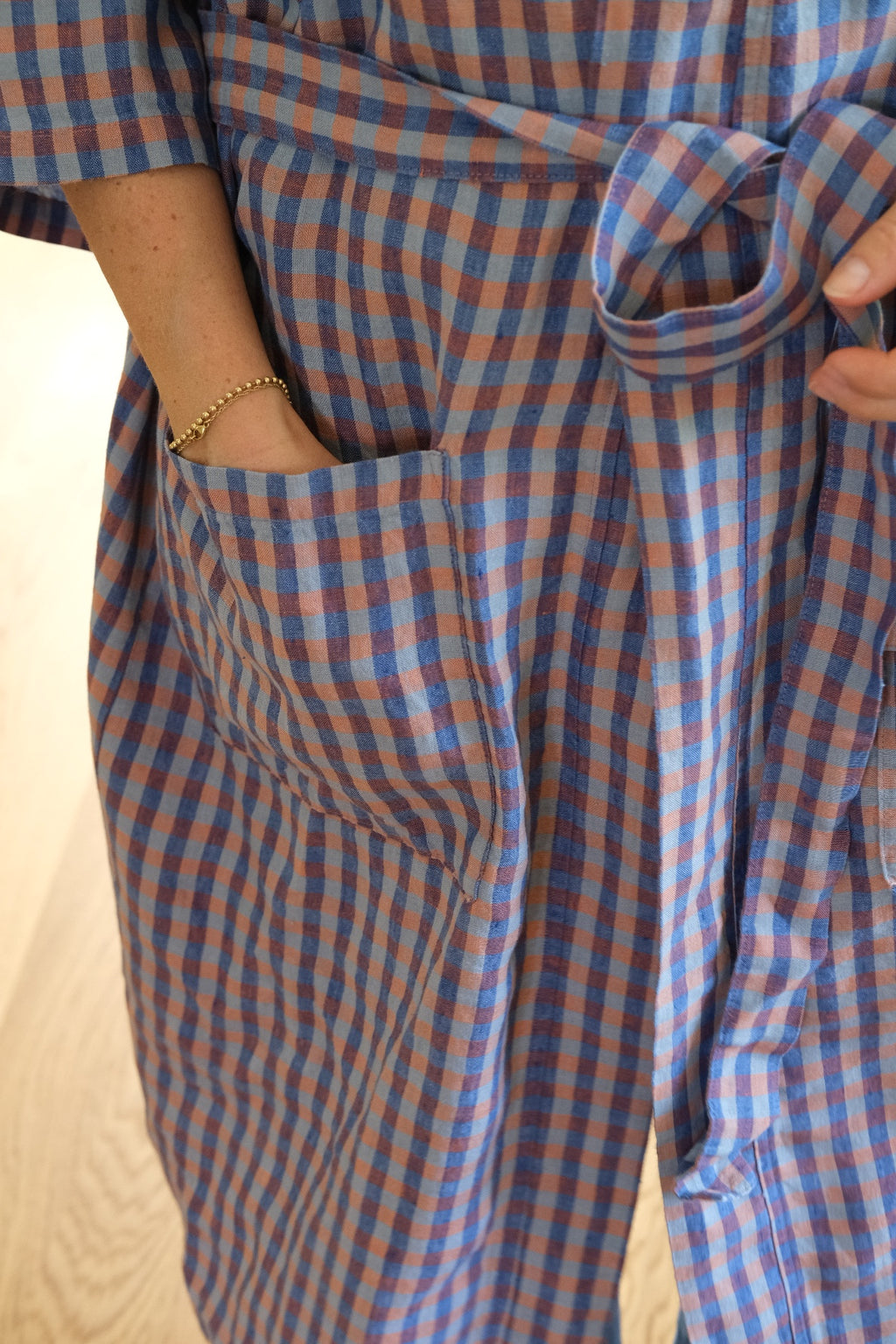 Linge Particulier kimono i mellemstørrelse med vichy Sienne Bleu ternet mønster, blød og komfortabel til afslapning