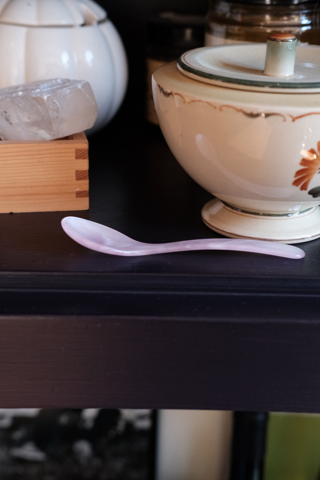 Lyserød ske fra Heim Söhne, æggeformet spise- og serveringsske i elegant design