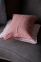 Hørpude fra Linge Particulier i 30x40 cm med rødt ternet mønster og Carreaux Rouge design.