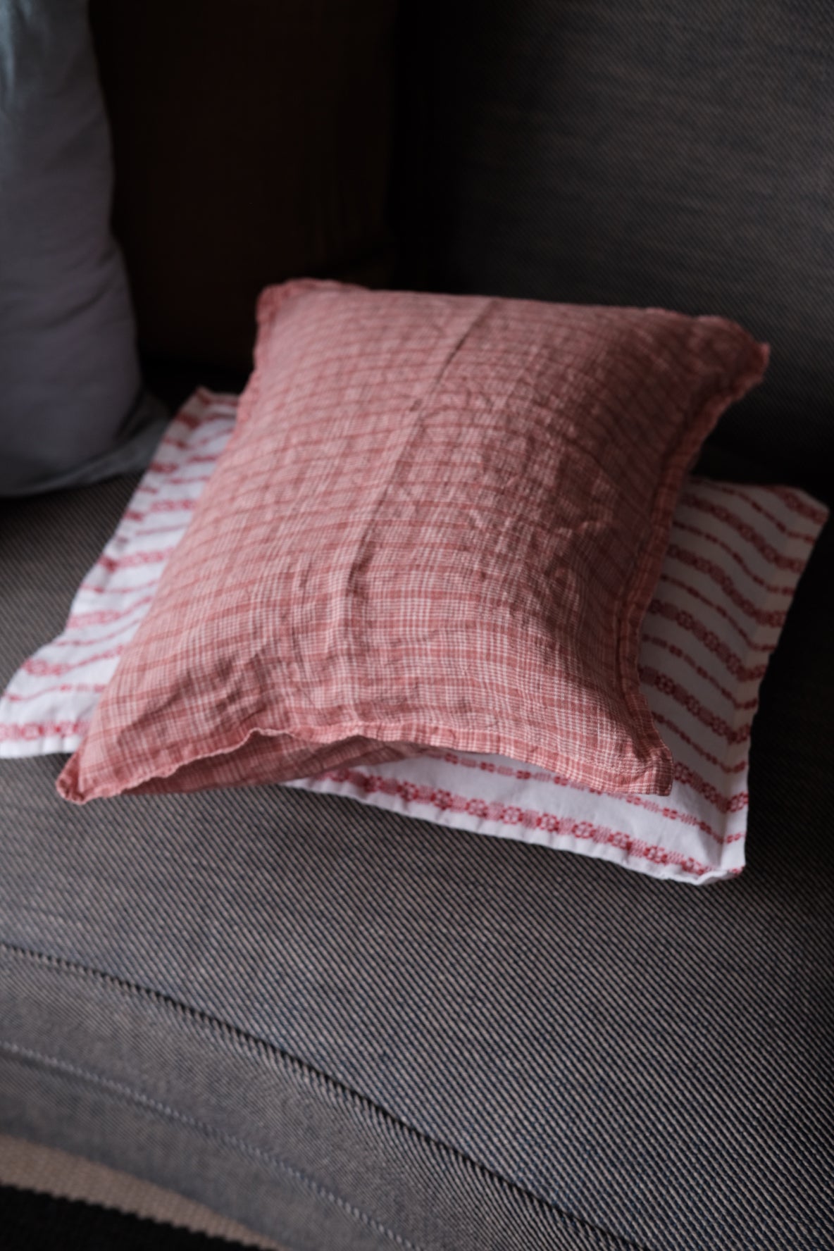 Hørpude fra Linge Particulier i 30x40 cm med rødt ternet mønster og Carreaux Rouge design.