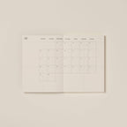 Årskalender • Claret • 2026 • DORA