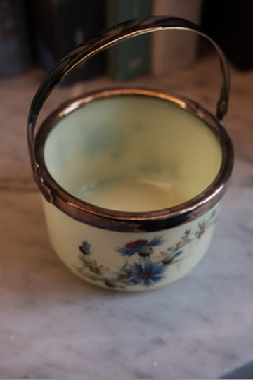 Vintage DORA VINTAGE sukkerskål in Kornblomst pattern, featuring delicate floral design and elegant bowl shape.