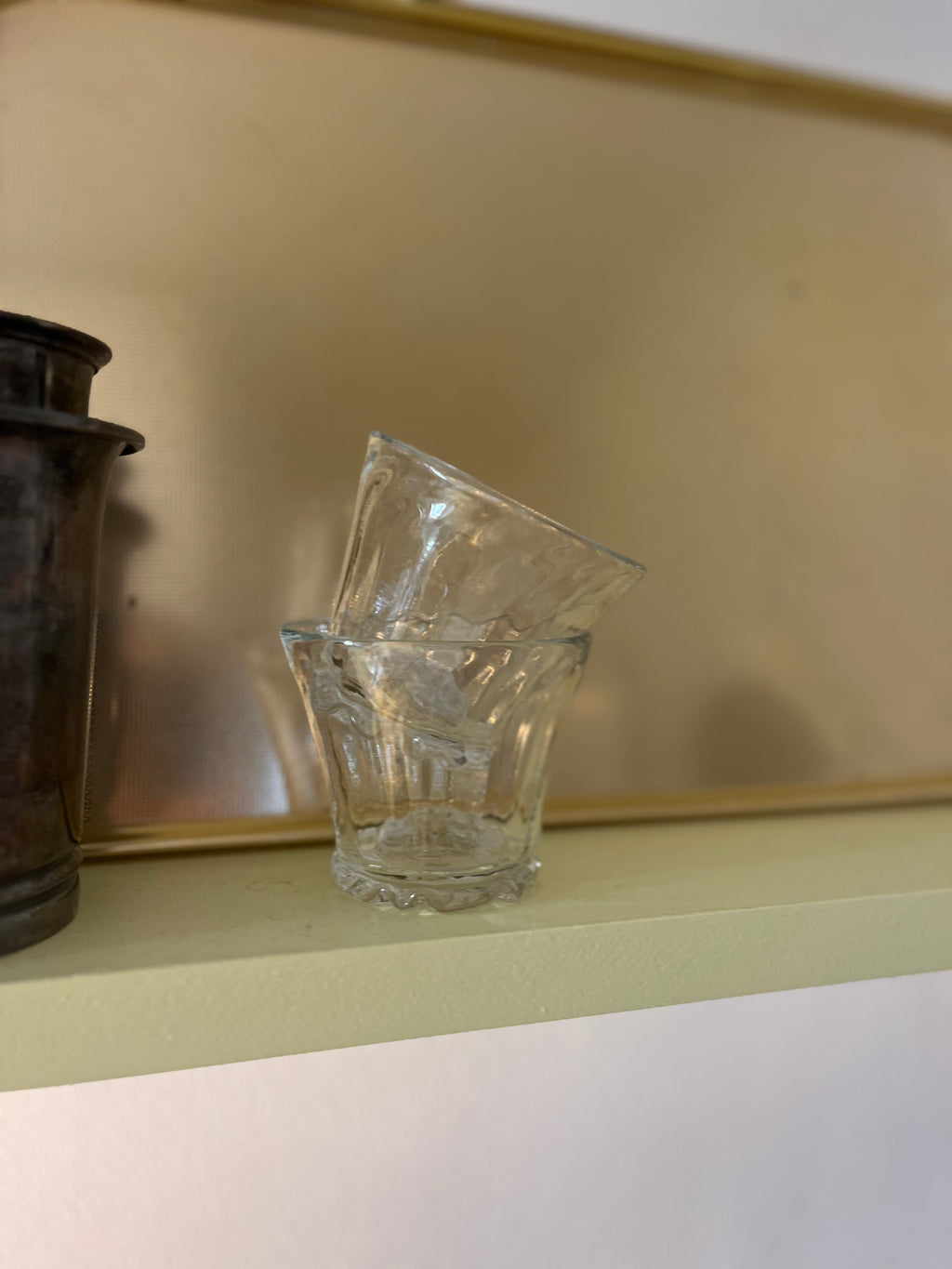 Clear hand-blown glass tumbler from Marqversen Möglich with smooth, transparent surface and rounded shape.
