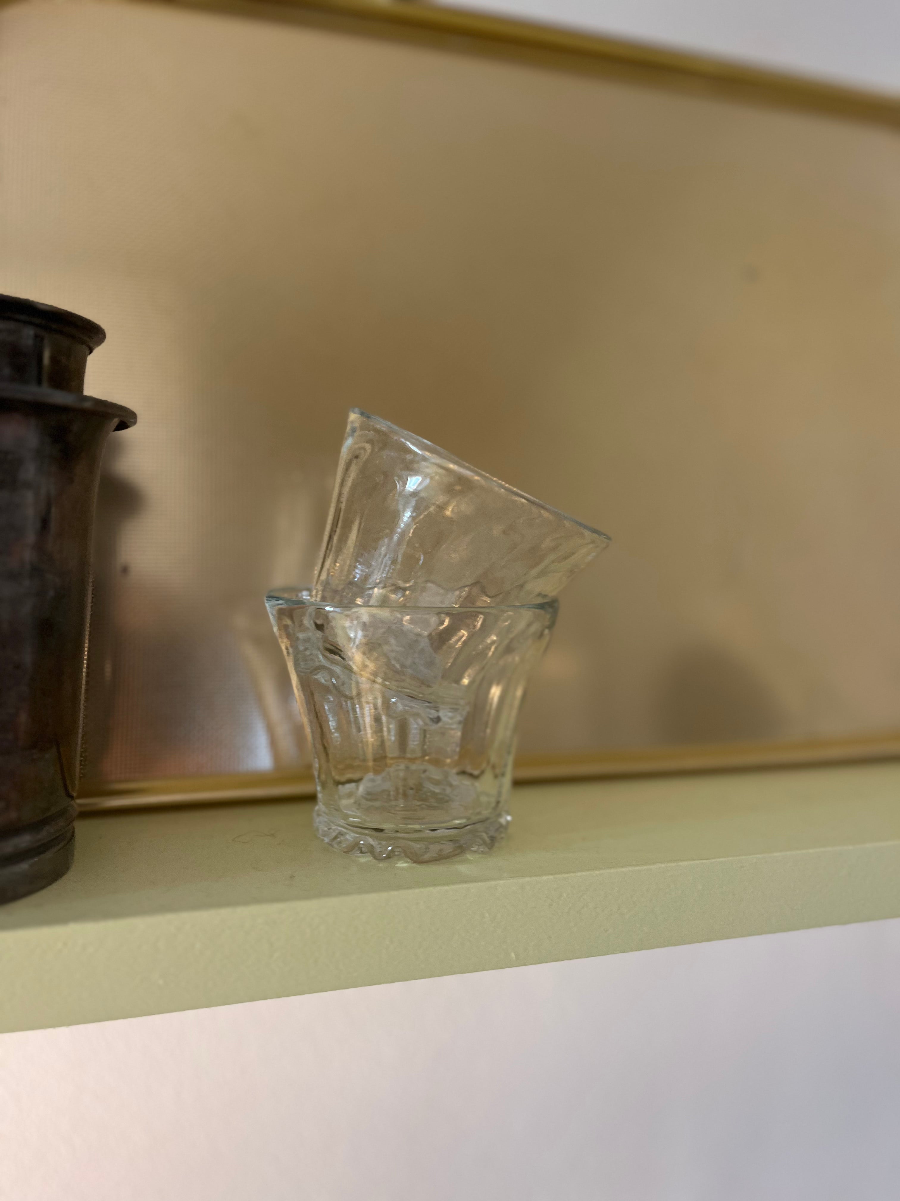 Clear hand-blown glass tumbler from Marqversen Möglich with smooth, transparent surface and rounded shape.