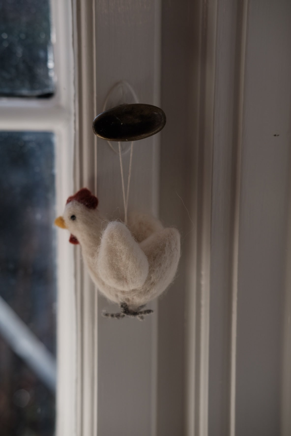 Colorful Gamcha Pynt Høne wool Easter decoration with vibrant feathers and intricate detailing.