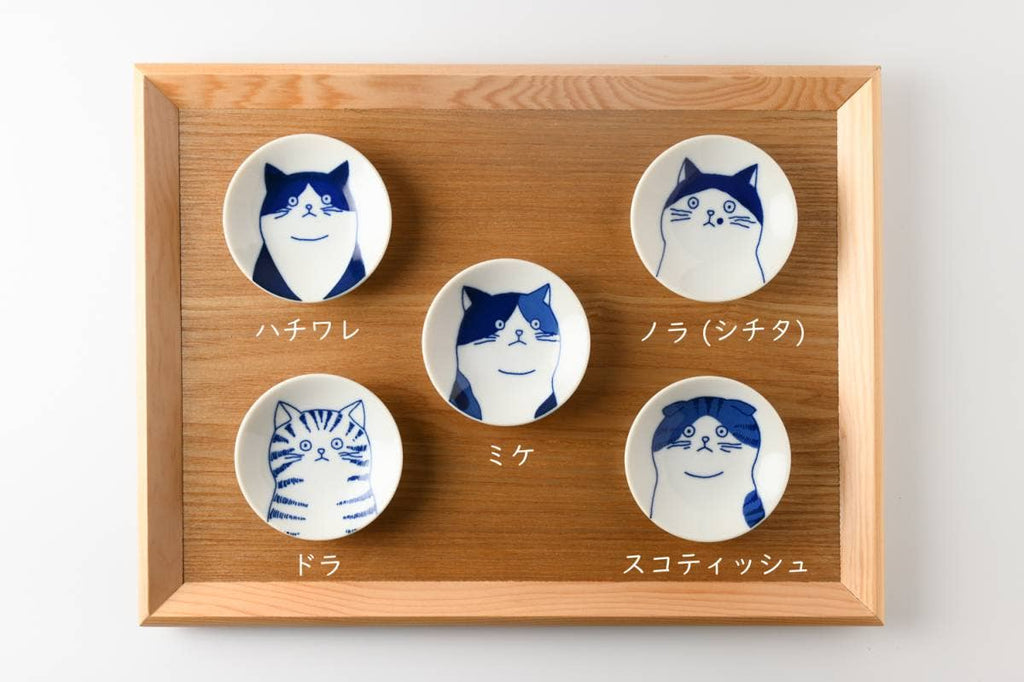 Lille SHICHI-tallerken i porcelæn med Mike-kattemotiv