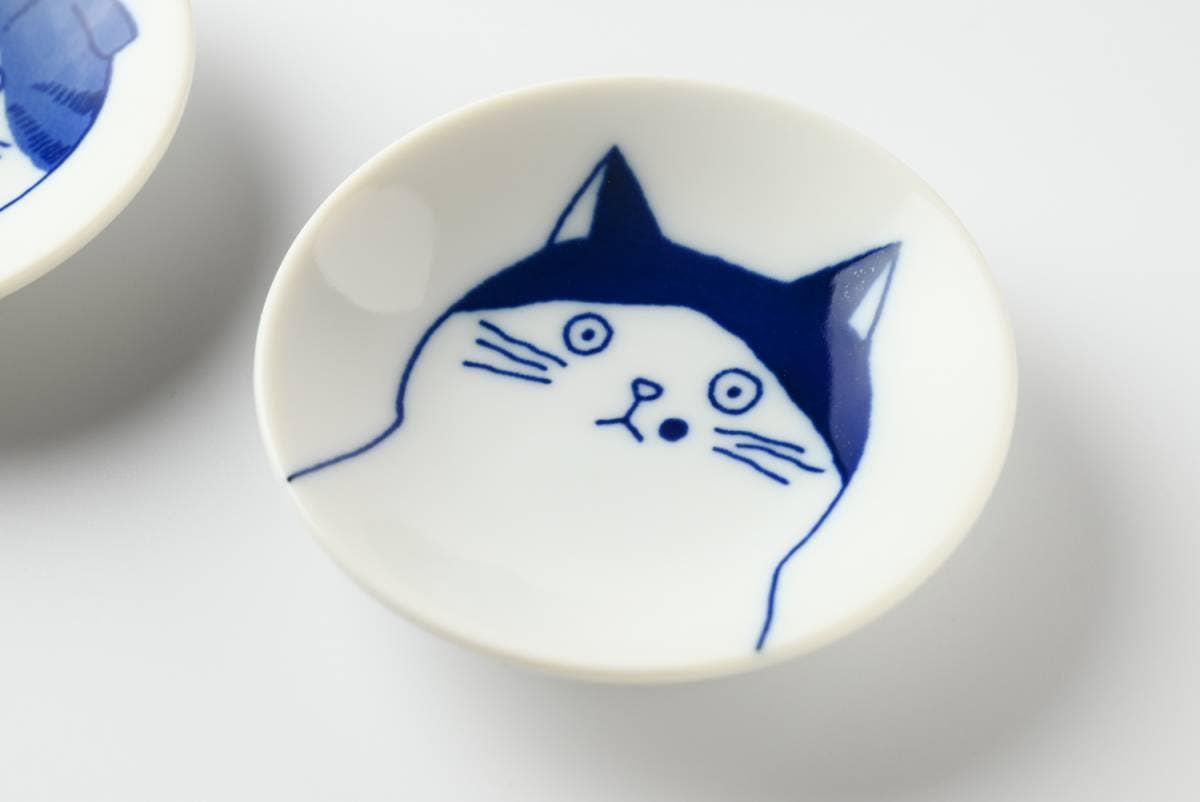 Lille SHICHI-tallerken i porcelæn med Hachiware-kattemotiv