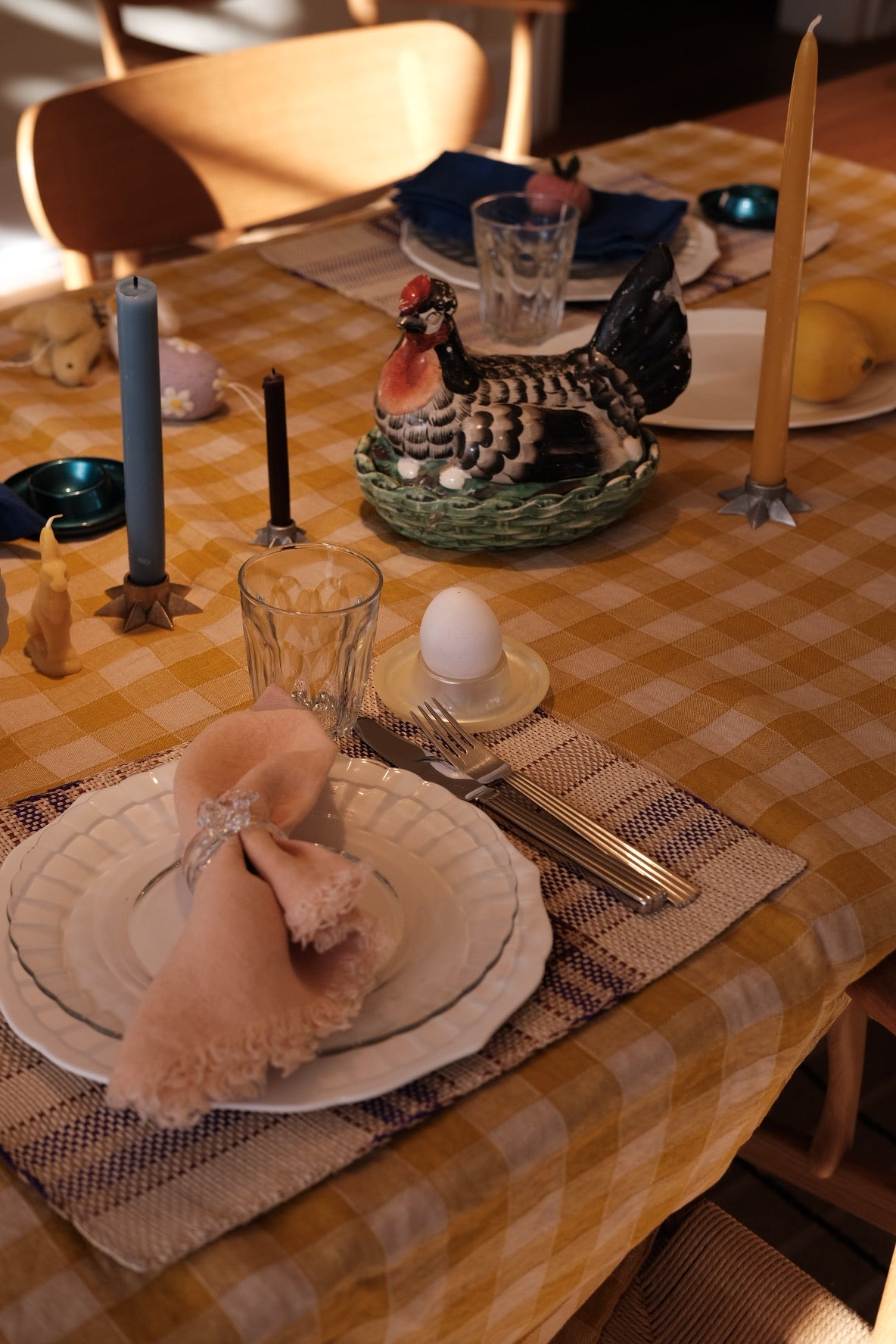 Vintage Høne Æg Mørk skål by DORA VINTAGE, featuring a dark, elegant design with intricate detailing.