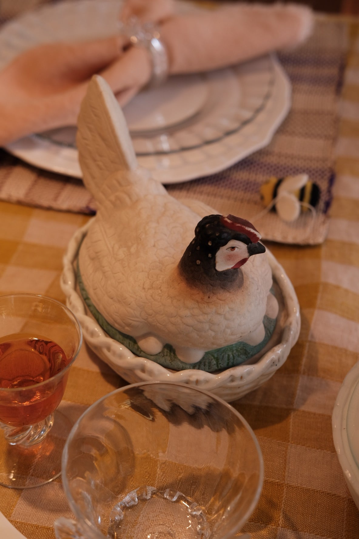 Vintage DORA VINTAGE skål featuring a unique hen and egg design, showcasing intricate details and a classic aesthetic.