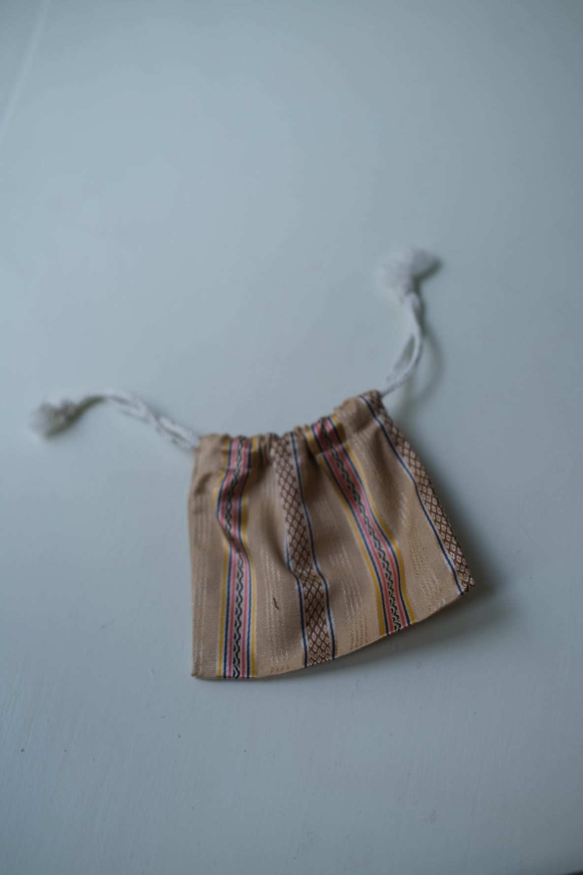 Lille pouch med snøre • Striber • 11 × 10 cm