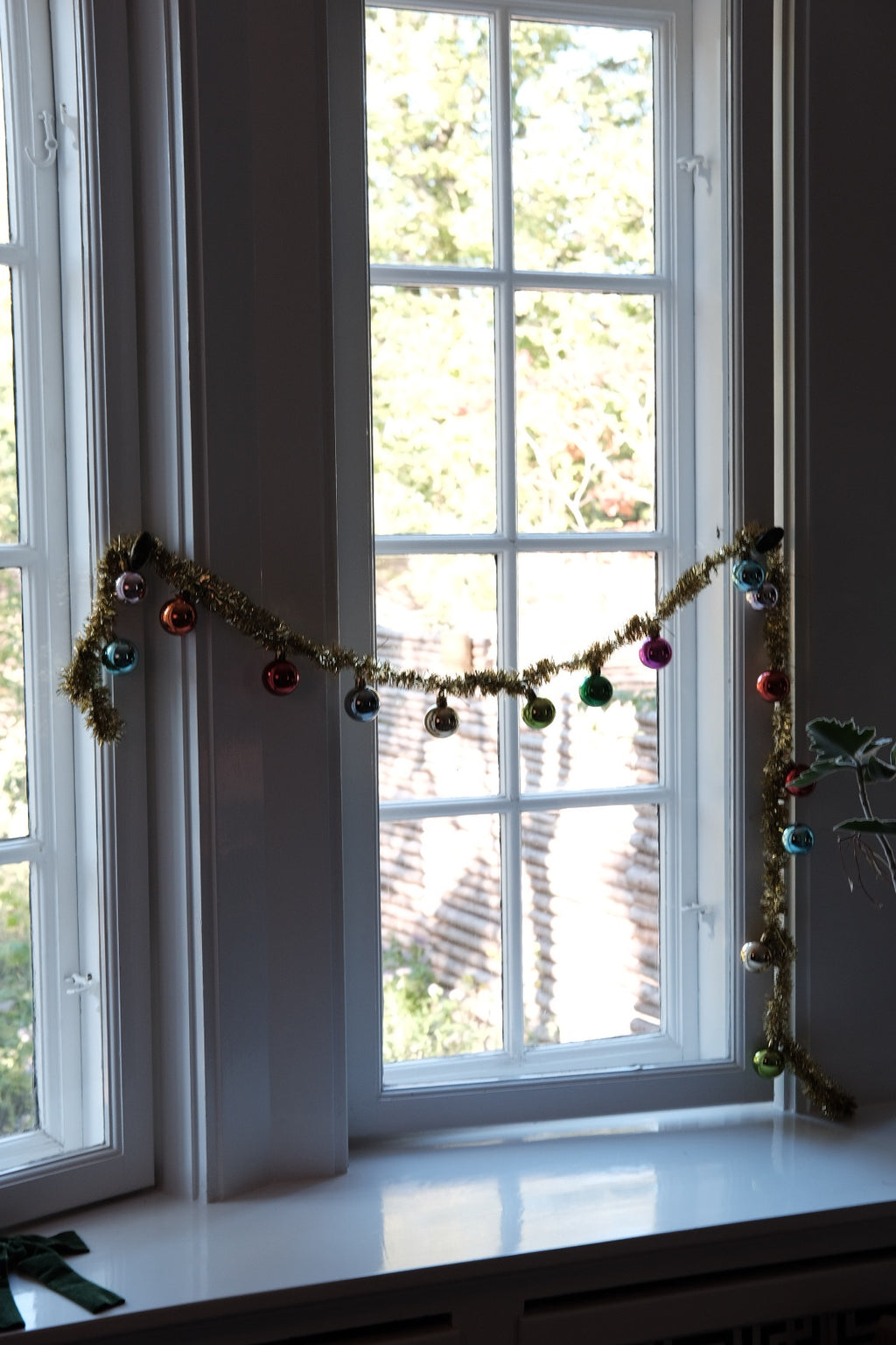 Julepynt • Guirlande • Lametta • Guld med Multi Julekugler • DORA