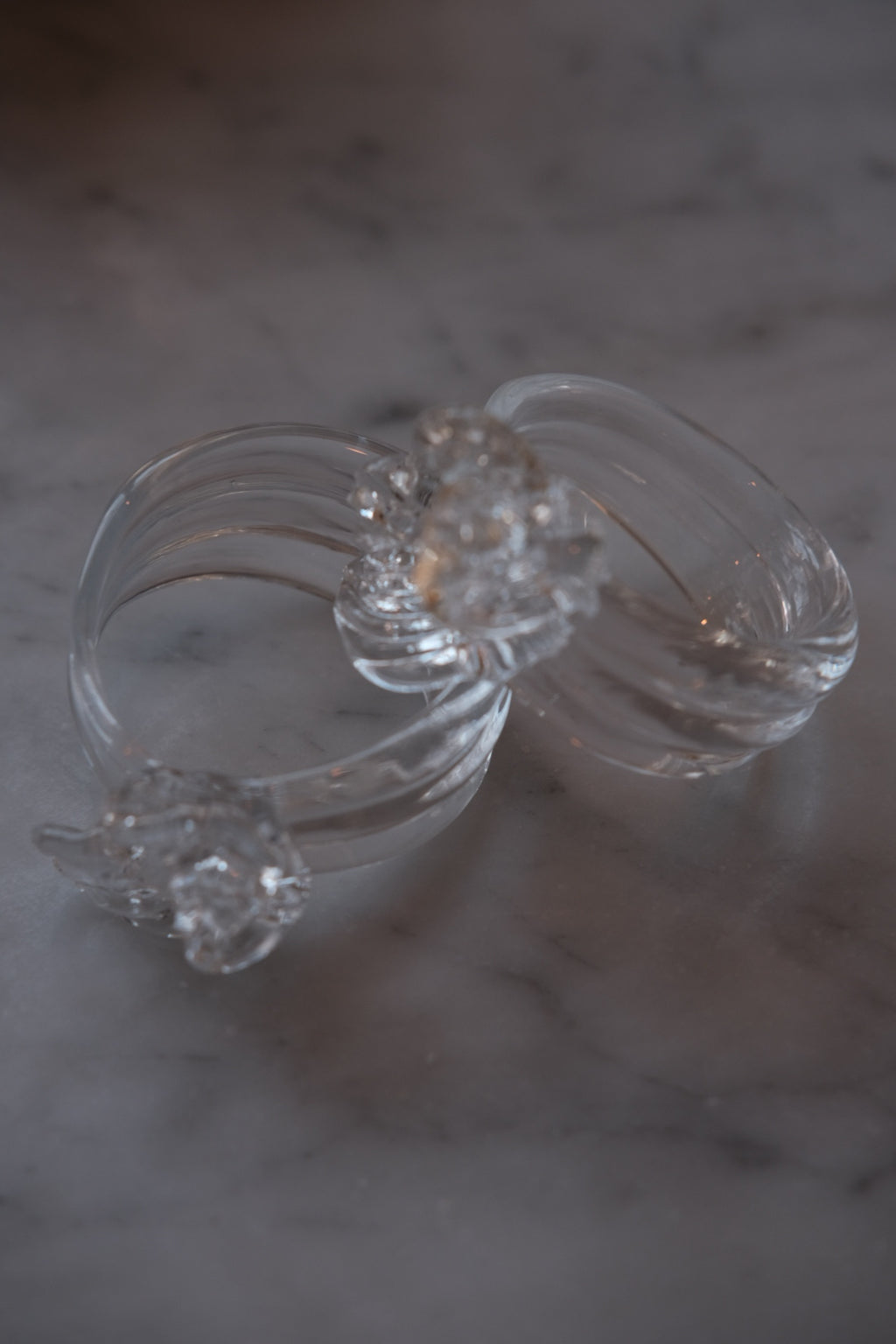 Mundblæst glas servietringe med blomstedesign, sæt af 2 fra Marqversen Möglich, elegant borddækning.