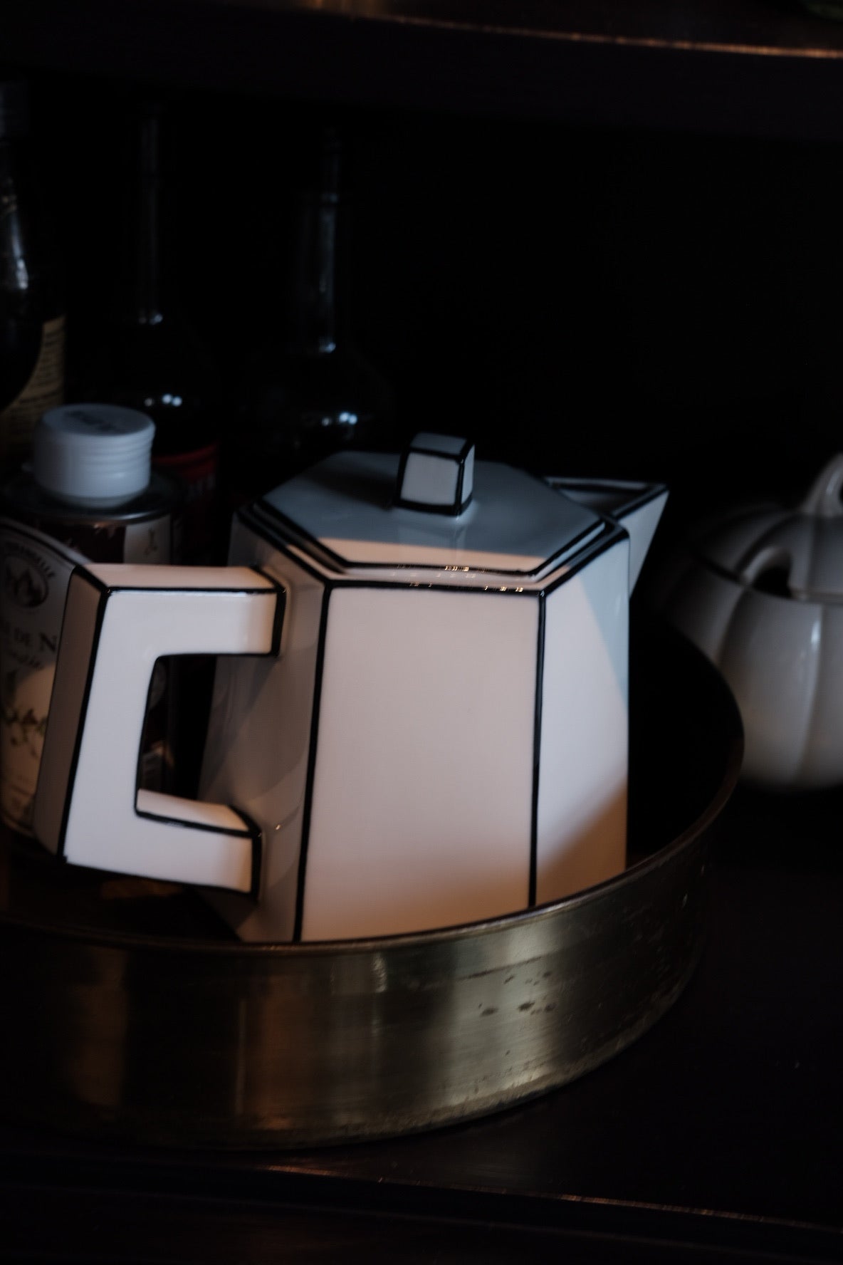 Serax Tekande Carte Blanche teapot with a sleek design, perfect for brewing tea or coffee in a modern kitchen.