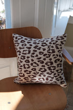 DORA leopard uldpude i mellemstørrelse med hvid og bourdeaux mønster, blød og eksklusiv tekstur.