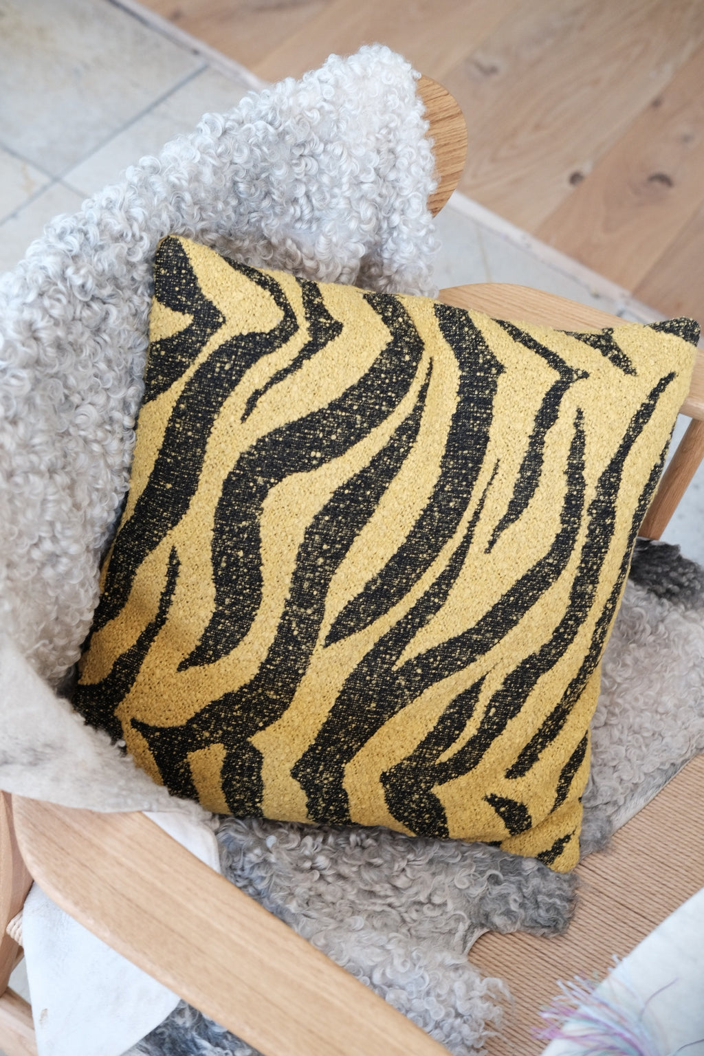 Uldpude • 40x40 cm • Zebra • Gul