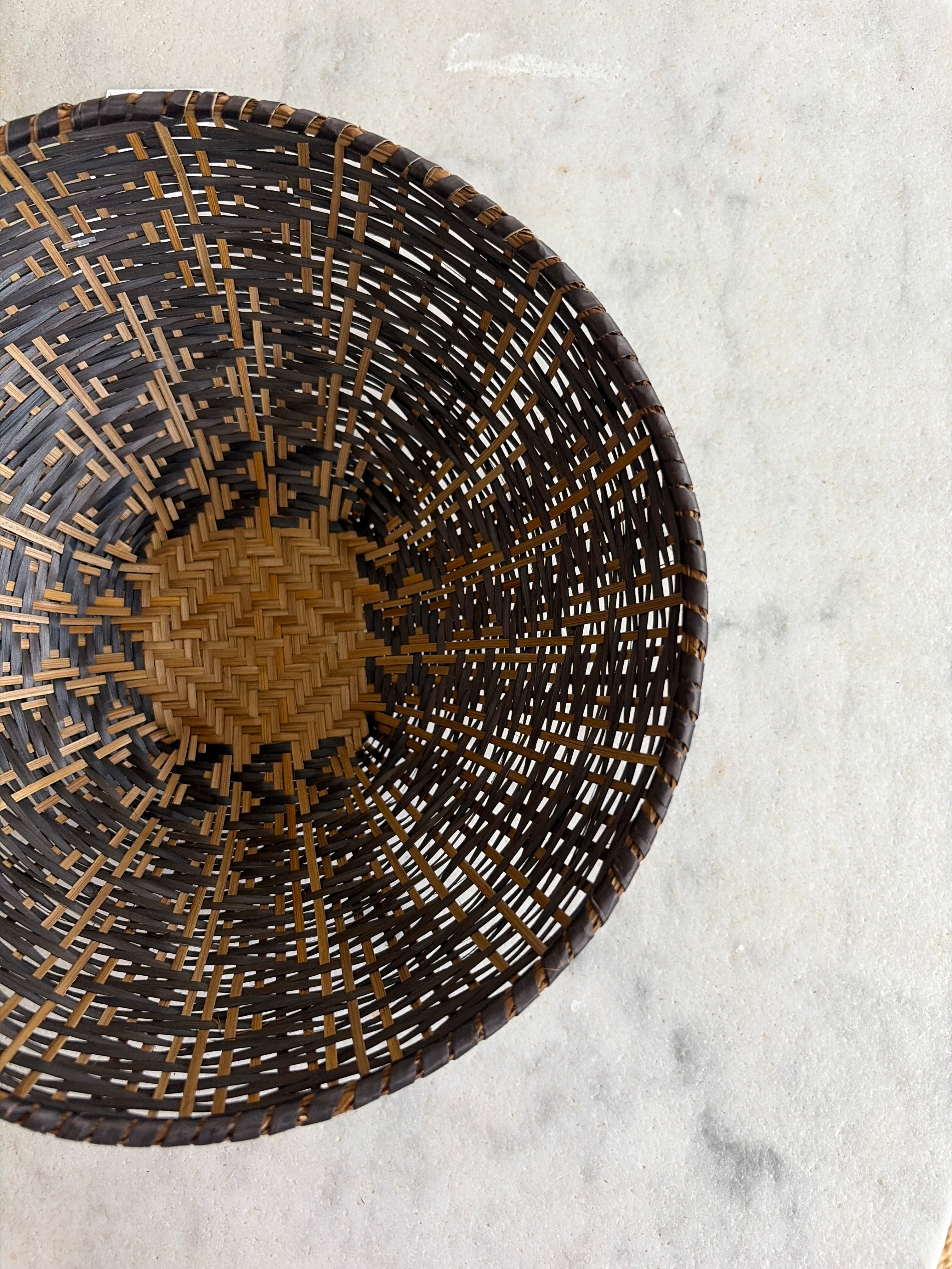 Braided bowl in Iraca palm leaves • Zigzag pattern • Brown