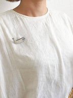 Hvid japansk broche med Mizudori design fra Japacolle, med detaljeret håndværk og elegant udseende.