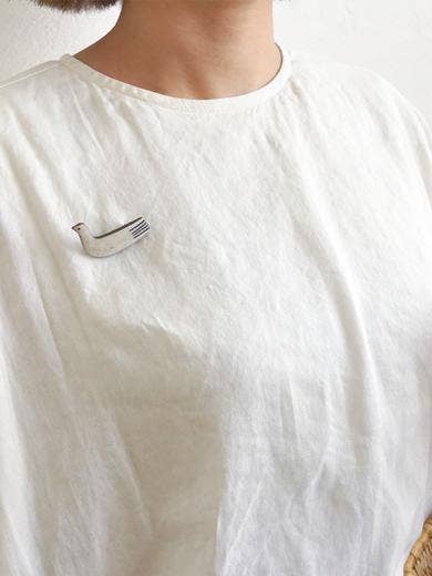 Hvid japansk broche med Mizudori design fra Japacolle, med detaljeret håndværk og elegant udseende.