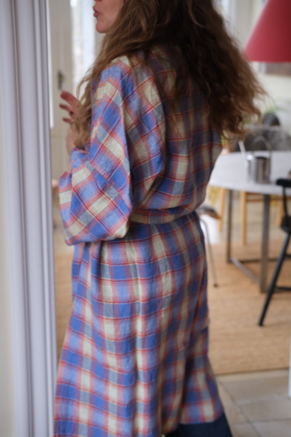 Linge Particulier kimono i blå tern med ecossais mønster, let og sommerlig, vises i billedet.
