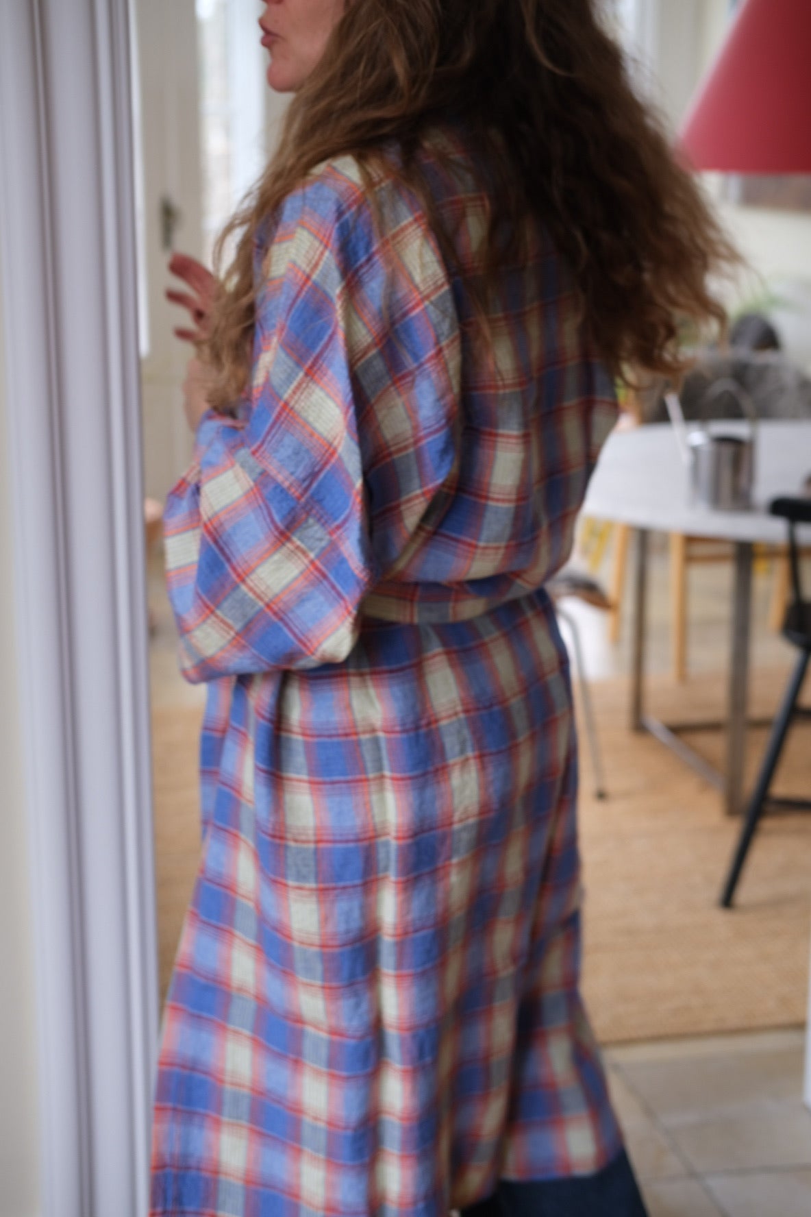 Linge Particulier kimono i blå tern med ecossais mønster, let og sommerlig, vises i billedet.
